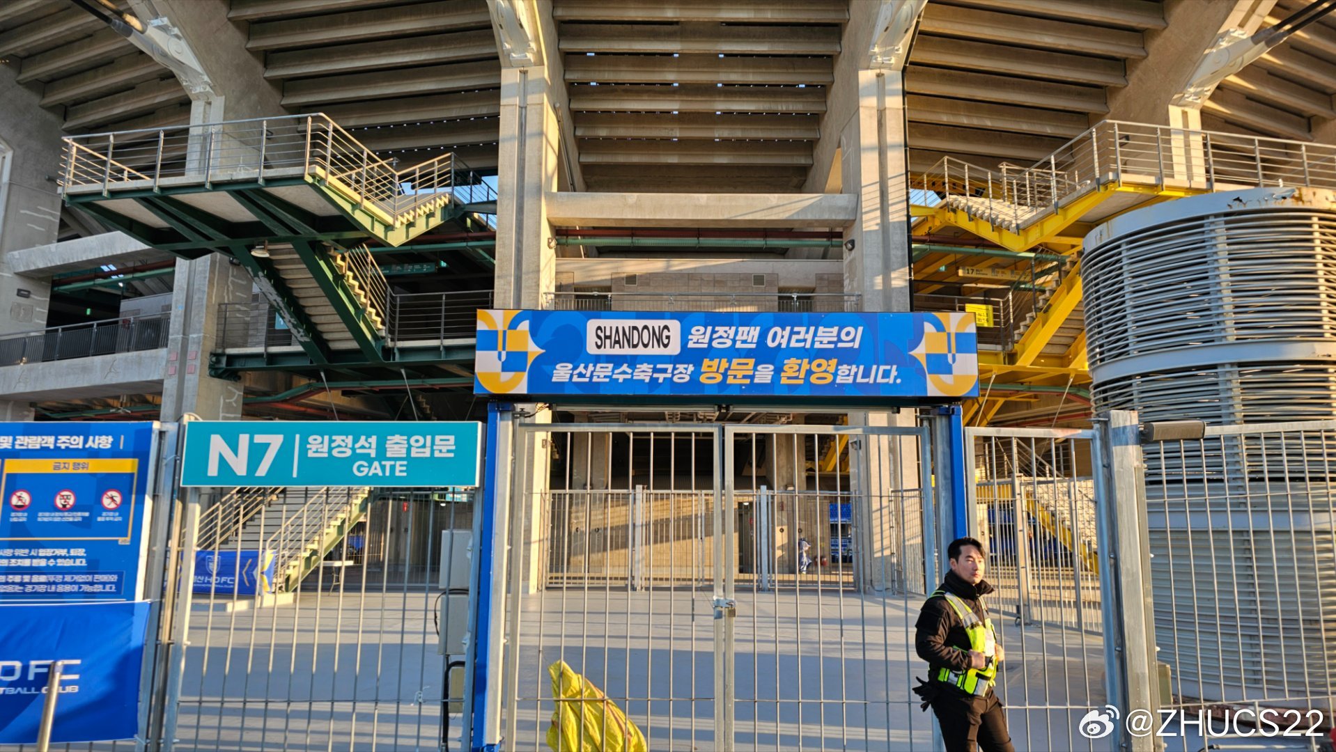 博主：蔚山現(xiàn)場(chǎng)工作人員、轉(zhuǎn)播車、安保在準(zhǔn)備撤場(chǎng)，場(chǎng)外一片安靜