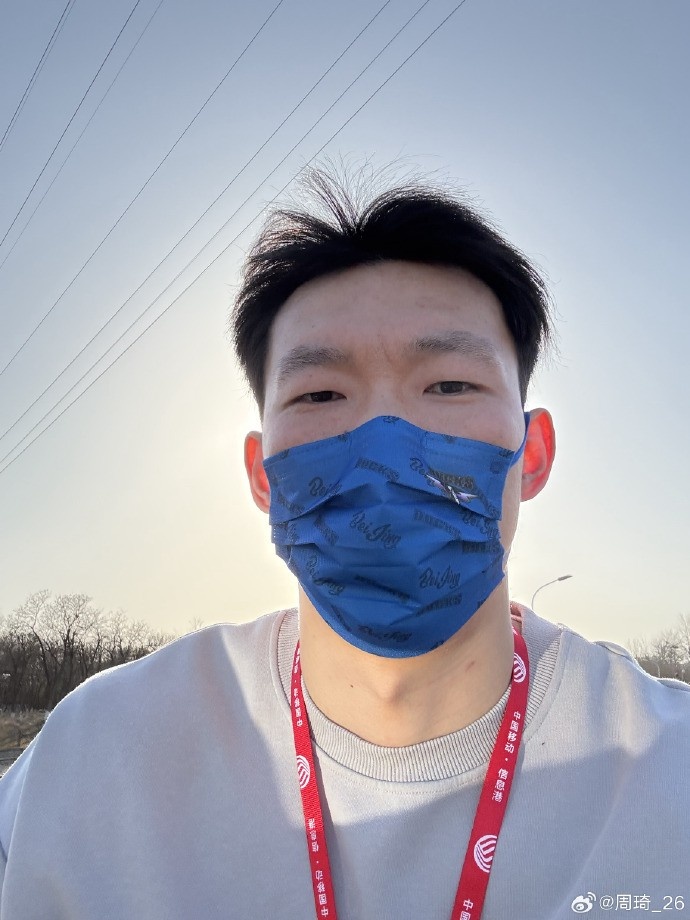 悠閑！周琦騎京牌電動(dòng)車出行：太陽出來了 開京牌兜兜風(fēng)！