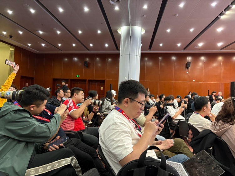萬眾矚目！記者擠滿國足賽前新聞發(fā)布廳，賽場(chǎng)記者預(yù)計(jì)超300人