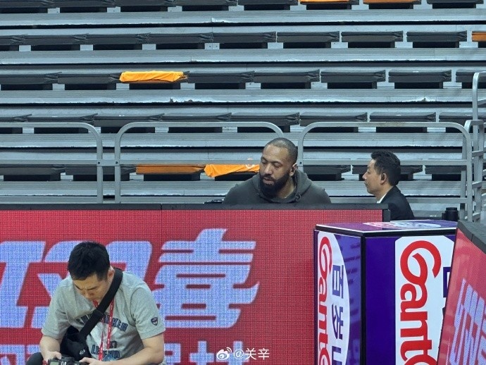 今晚不打？廣東主場迎戰(zhàn)廣廈 吉倫沃特一身便裝現(xiàn)身球館