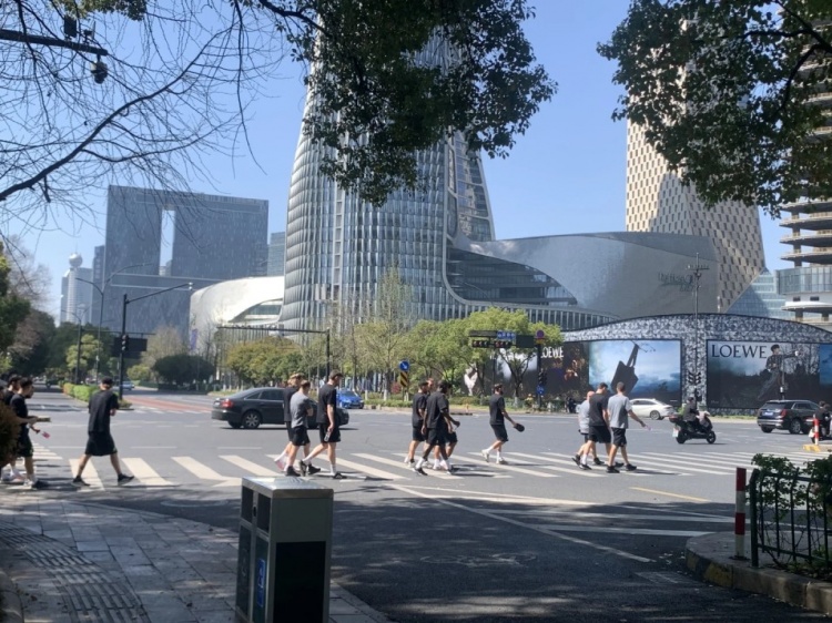 心態(tài)放松，有網(wǎng)友拍到澳大利亞隊早上在萬象城citywalk