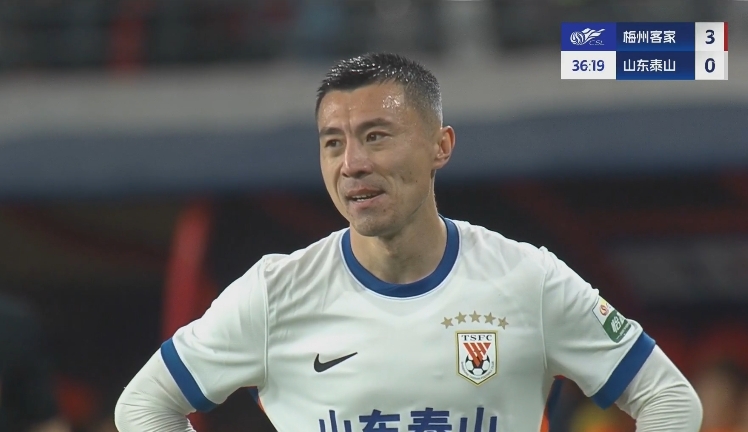 34分鐘0-3落后！36歲鄭錚苦笑36歲大雷沮喪 替補席黃政宇神態(tài)輕松