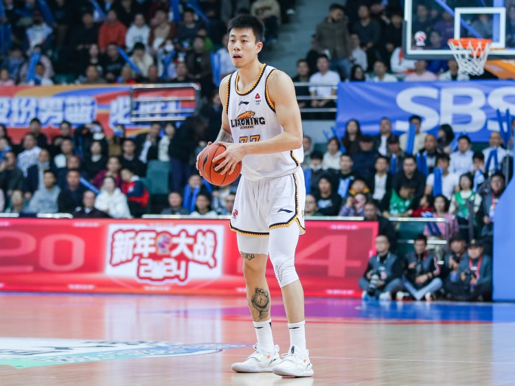 攻防俱佳！張鎮(zhèn)麟15中8拿到19分7板6助5斷2帽