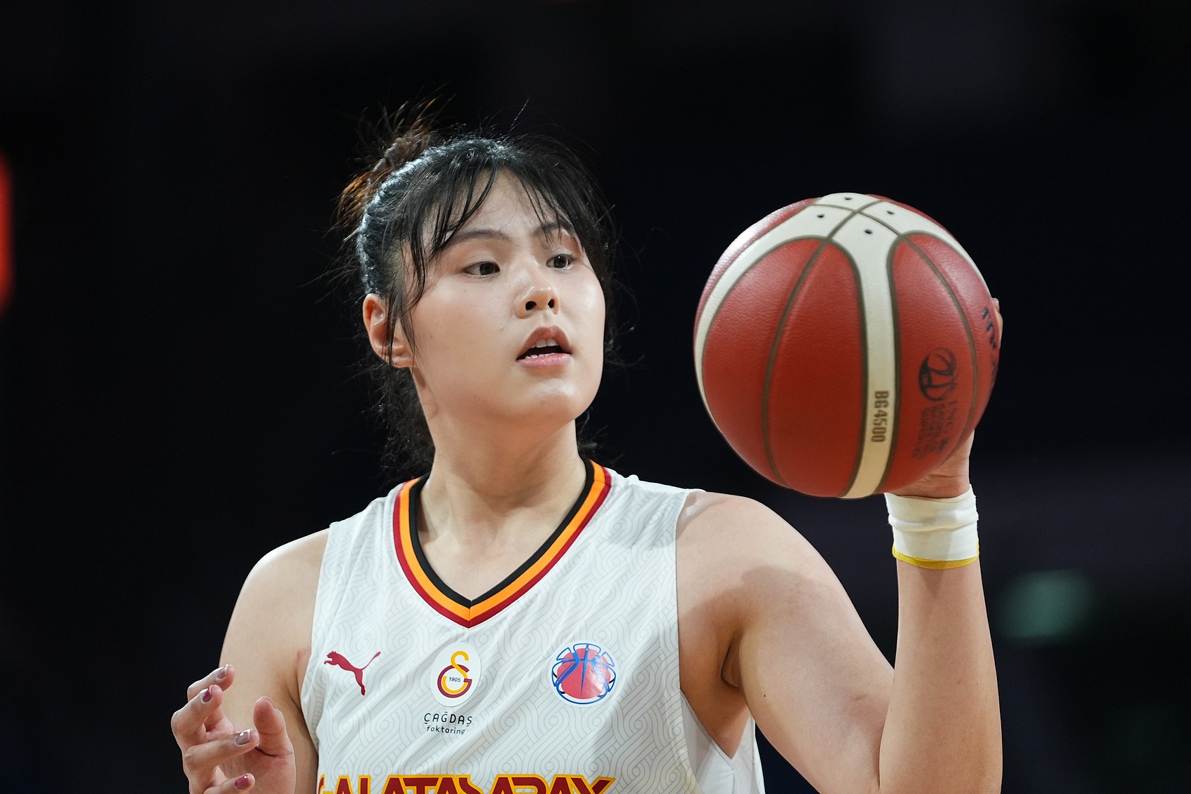 穩(wěn)定高效！李月汝9中6得到18分10板1助2斷1帽 罰球6中6