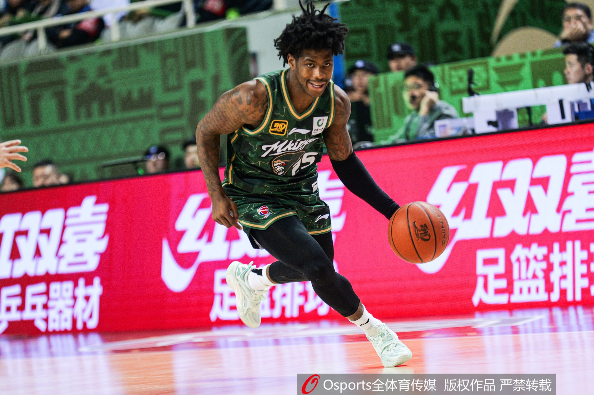 這外援猛得很！肯德里克-戴維斯16投12中&罰球18中15砍43分6板9助